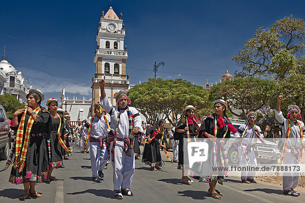 Einheimische in traditioneller Kleidung tanzen in Sucre  Bolivien