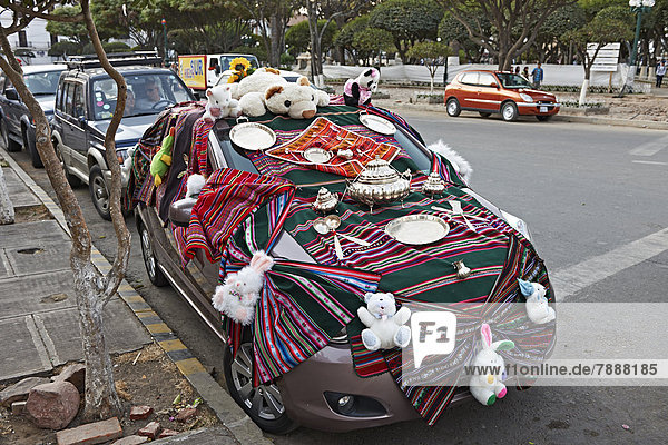 Für eine religiöse Zeremonie dekoriertes Auto in Sucre  Bolivien