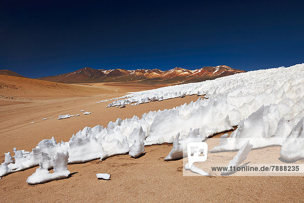 Eis und Schneestrukturen vor Berglandschaft  Reserva Nacional de Fauna Andina Eduardo Abaroa  Anden  Bolivien