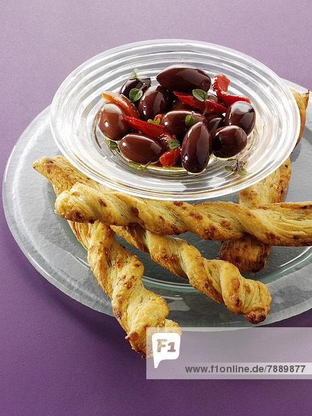 Oliven und Brotsticks  Snacks