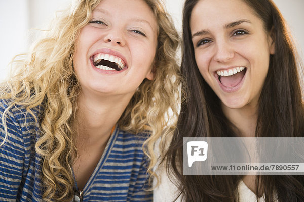 Frauen zusammen lachen