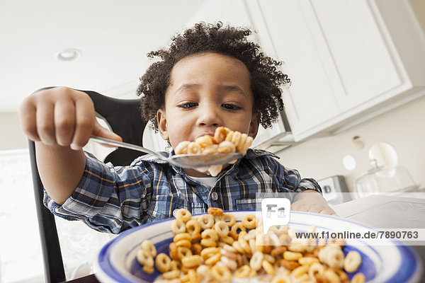 Junge - Person  mischen  essen  essend  isst  Tisch  Mixed