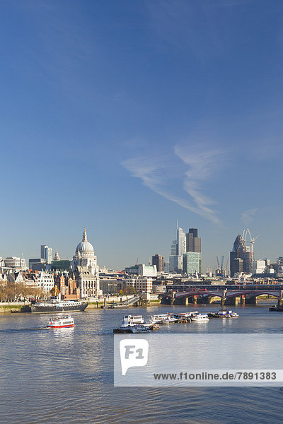 Skyline von London mit der Blackfriars Bridge und der Themse