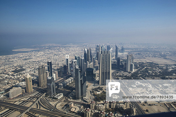Ausblick von der Aussichtsplattform AT THE TOP im 124. Stockwerk auf ca. 500m Höhe im Burj Khalifa  dem höchsten Bauwerk der Welt