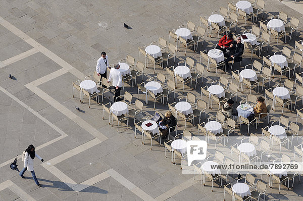 Stühle und Tische auf dem Markusplatz  von oben gesehen