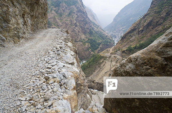 Neu gebaute Straße im Tal des Marsyangdi  gefährlich nah an einem steilen Abgrund