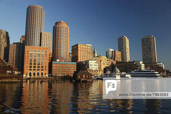 Hochhäuser an der Uferpromenade  Boston  Massachusetts  New England  USA