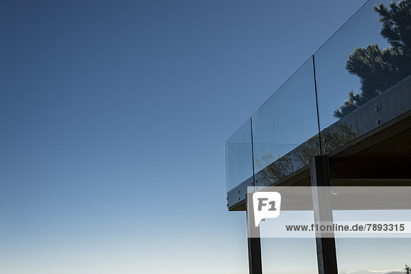 Flachwinkelansicht einer Terrasse mit Glasgeländer