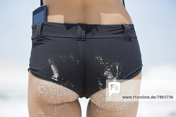 Rückansicht einer am Strand stehenden Frau