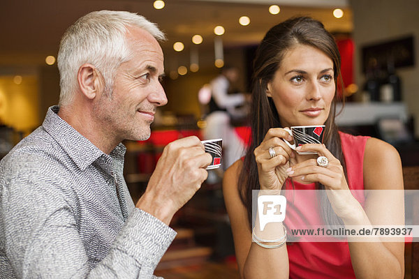 Paar genießt eine Tasse Tee in einem Restaurant