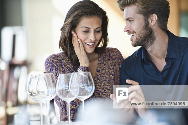 Mann mit Verlobungsring  der seine Freundin in einem Restaurant vorschlägt.