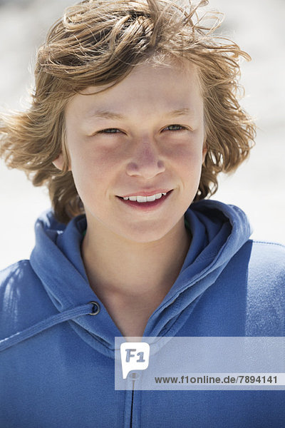 Porträt eines am Strand lächelnden Jungen
