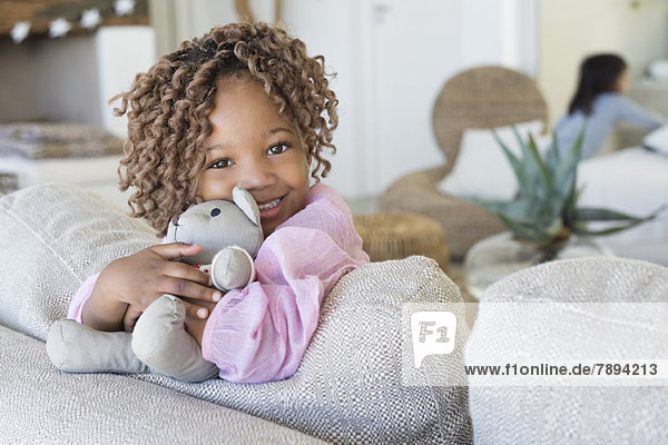 Porträt eines lächelnden Mädchens mit einem Teddybären