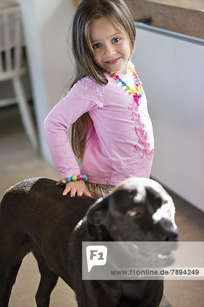 Porträt eines Mädchens mit ihrem Hund zu Hause