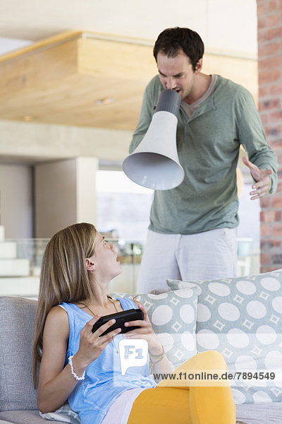 Ein Mann  der seine Tochter wegen eines Videospiels anschreit.