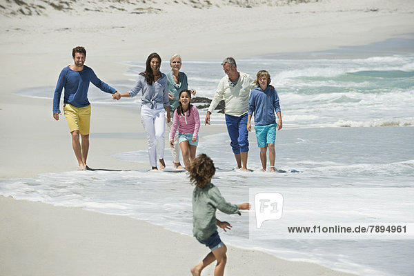 Familie genießt am Strand