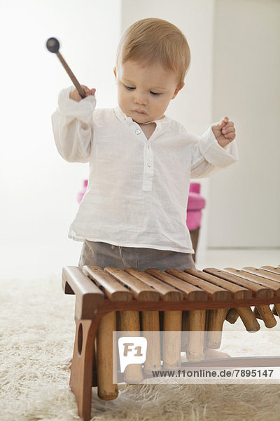 Baby Junge spielt Xylophon
