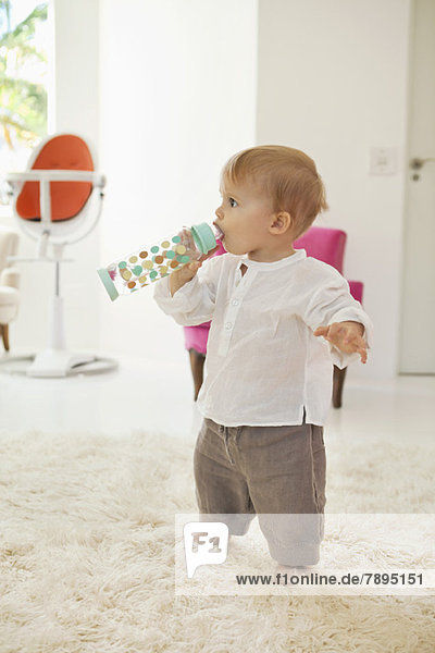 Baby Junge trinkt Wasser aus einer Flasche