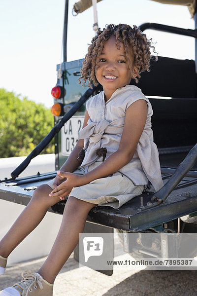 Porträt eines Mädchens in einem SUV sitzend und lächelnd
