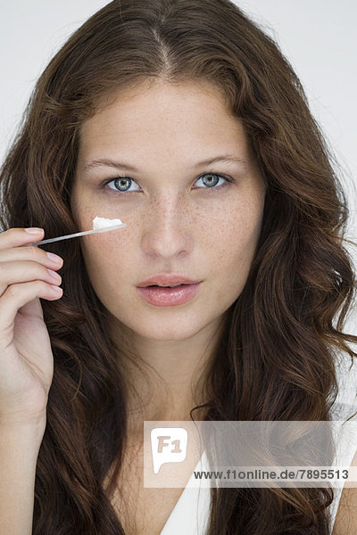 Porträt einer Frau mit Feuchtigkeitscreme im Gesicht