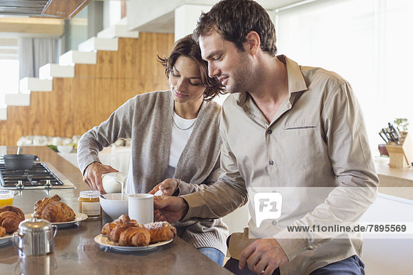 Paar beim Frühstück an der Küchenzeile