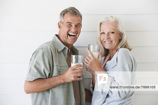 Porträt eines Paares beim Trinken