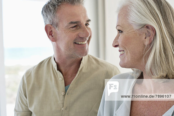 Lächelndes Seniorenpaar schaut sich an