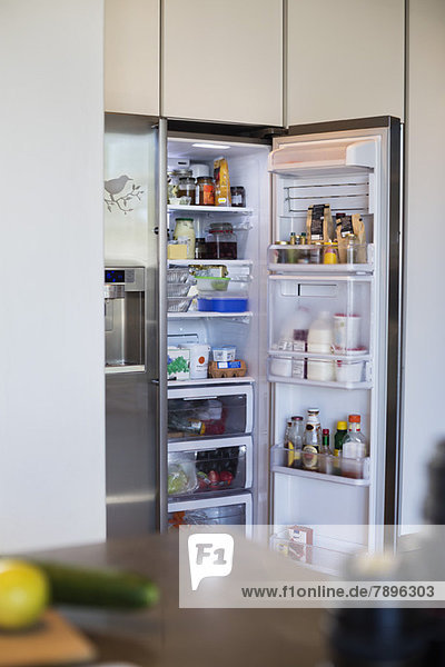 Verschiedene Lebensmittel im Kühlschrank