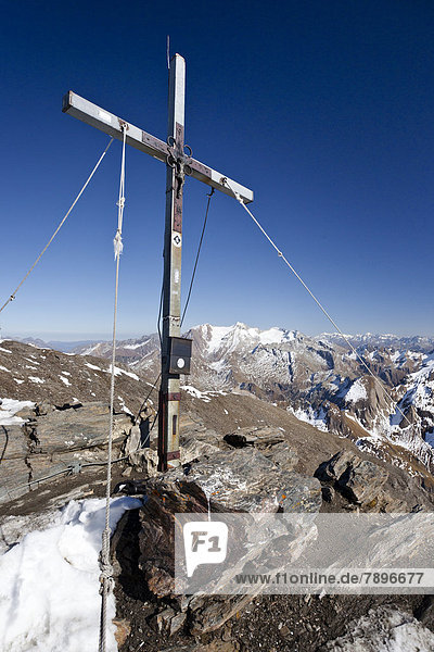 Gipfelkreuz auf der Wilden Kreuzspitze in den Pfunderer Bergen  hinten der Hochfeiler