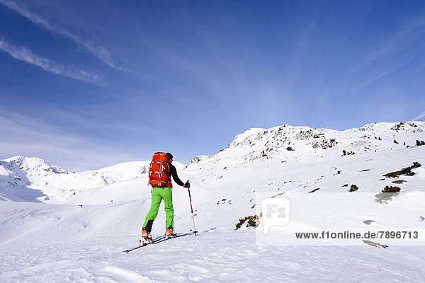 Skitourengeher beim Aufstieg auf die Kalfanwand  hinten der Gipfel der Kalfanwand