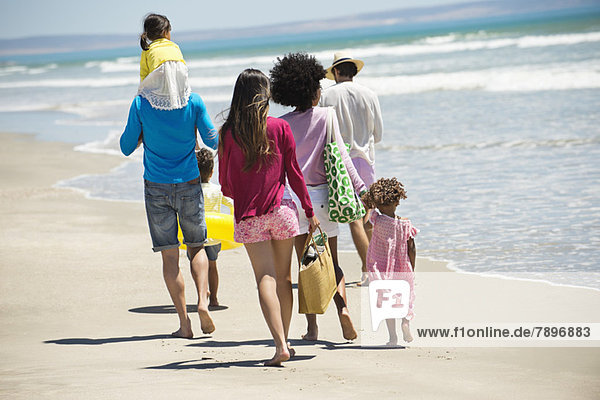 Familie zu Fuß am Strand