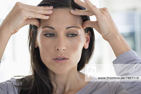 Nahaufnahme einer Frau mit Kopfschmerzen