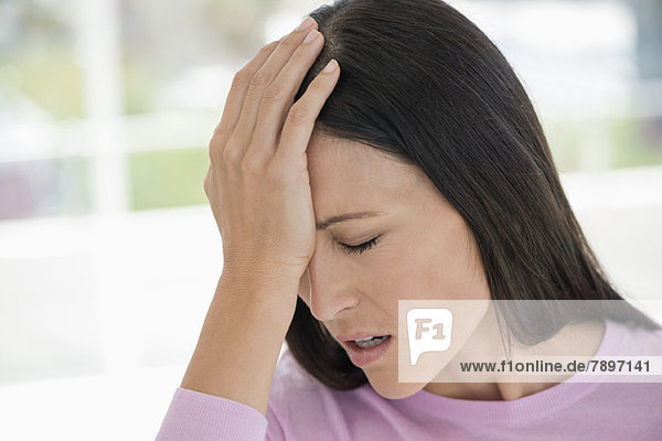 Frau mit Kopfschmerzen