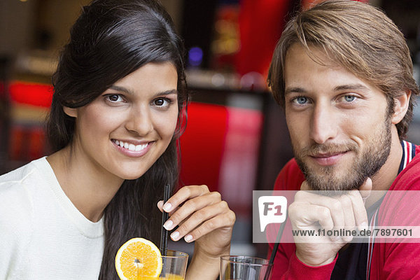 Porträt eines lächelnden Paares in einem Restaurant