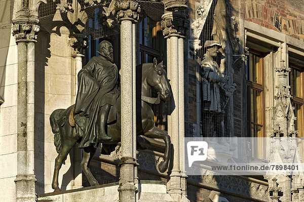 Bronzenes Reiterstandbild  Prinzregent Luitpold von Ferdinand von Miller  unter Baldachin an Rathausfassade  Neues Rathaus