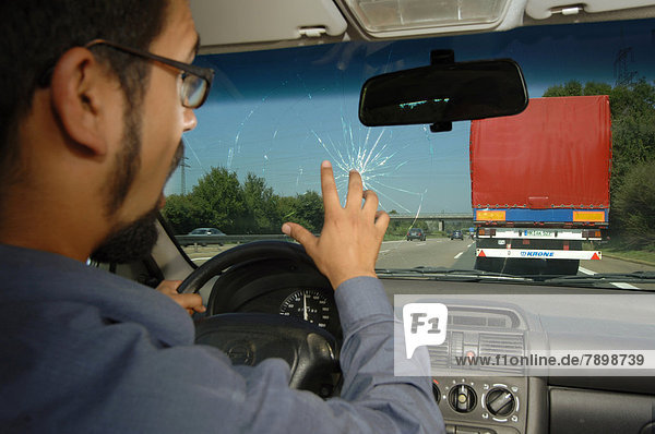 Erschrockener Autofahrer nach Steinschlag im Auto