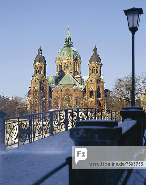 Kirche St. Lukas  auch Lukaskirche  undFußbrücke über die Isar