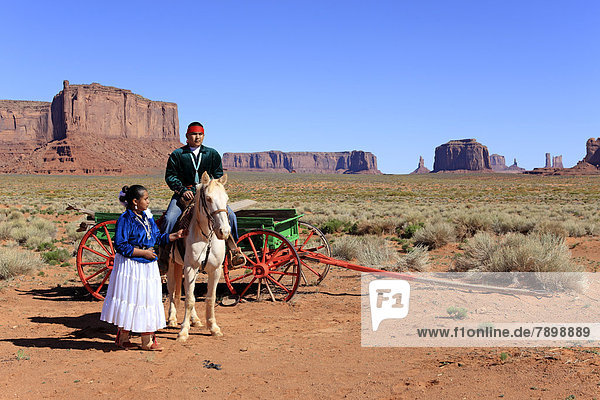 Navajo-Indianer,  Mann und Frau mit Pferd vor Kutsche