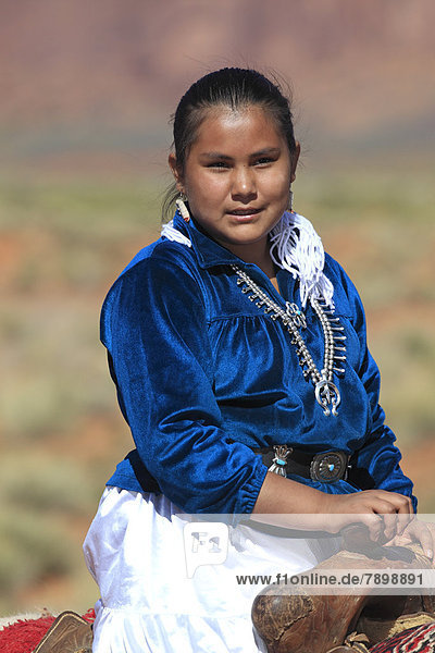 Navajo-Indianerin  junge Frau reitet auf Pferd