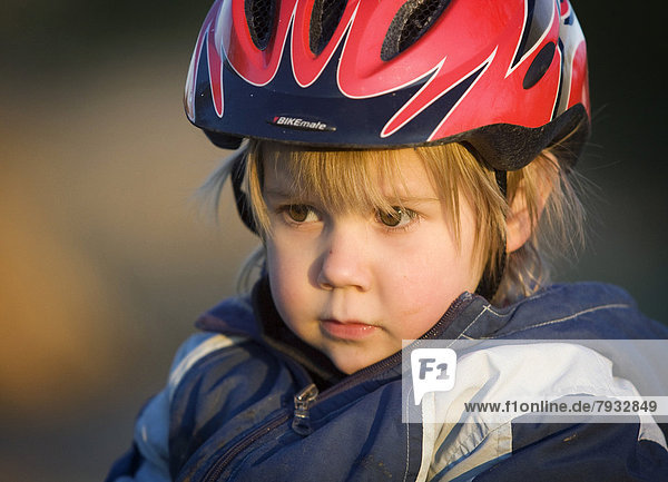 4jähriges Mädchen mit Fahrradhelm  Portrait