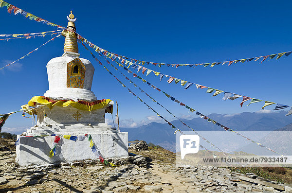 Weiße Stupa am Pass Lamjura La  3530m