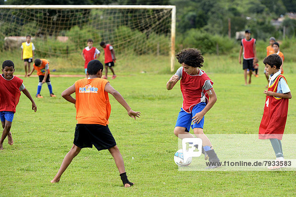 Jugendliche spielen Fußball  Sozialprojekt in einer Favela