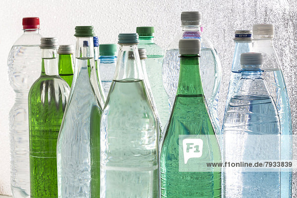 Verschiedene Sorten Mineralwasser in Flaschen aus Glas und Kunststoff oder PET