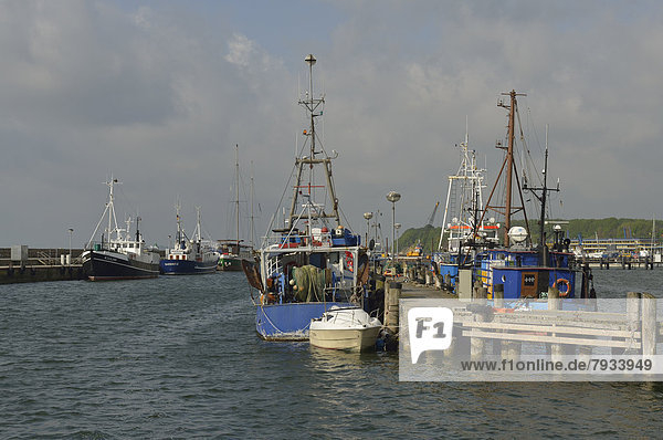 Fischkutter und Schiffe im Hafen