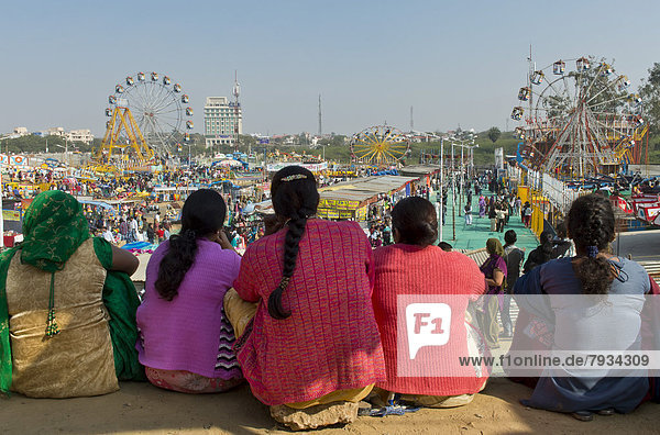 Indische Frauen beobachten Jahrmarkt