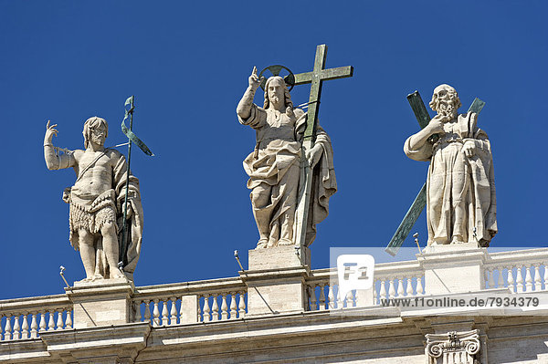 Monumentalstatuen Johannes Der Taufer Jesus Christus Und Ein Apostel Auf Fassade Des Doms St Peter Petersdom Piazza San Pietro Petersplatz Monumentalstatuen Johannes Der Taufer Jesus Christus Und Ein Apostel Auf Fassade Des Doms