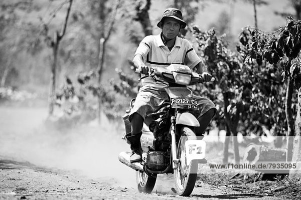 Indonesischer Mann auf Motorrad