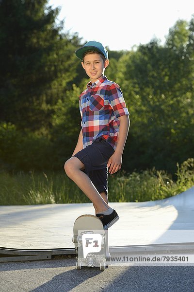 Junge mit Skateboard in einem Skatepark