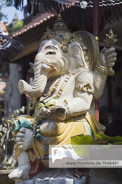 Gottheit Ganesha  Steinfigur mit Schirm