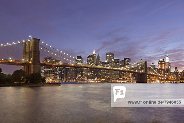 Abendliche Brooklyn Bridge vor der Skyline von Manhattan